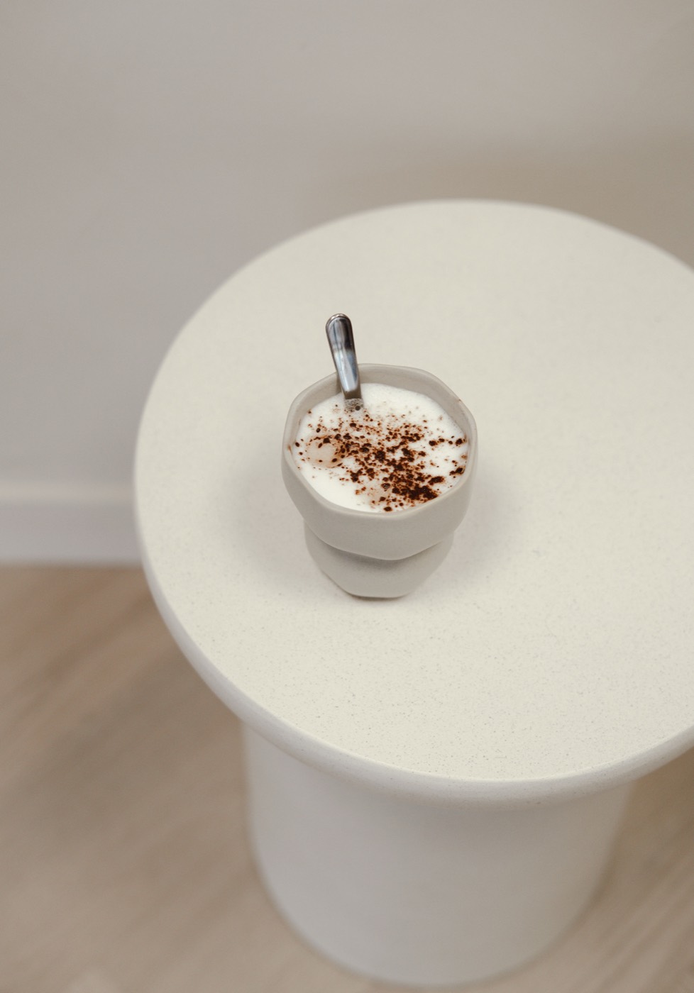 Een cappuccino op een ronde bijzettafel