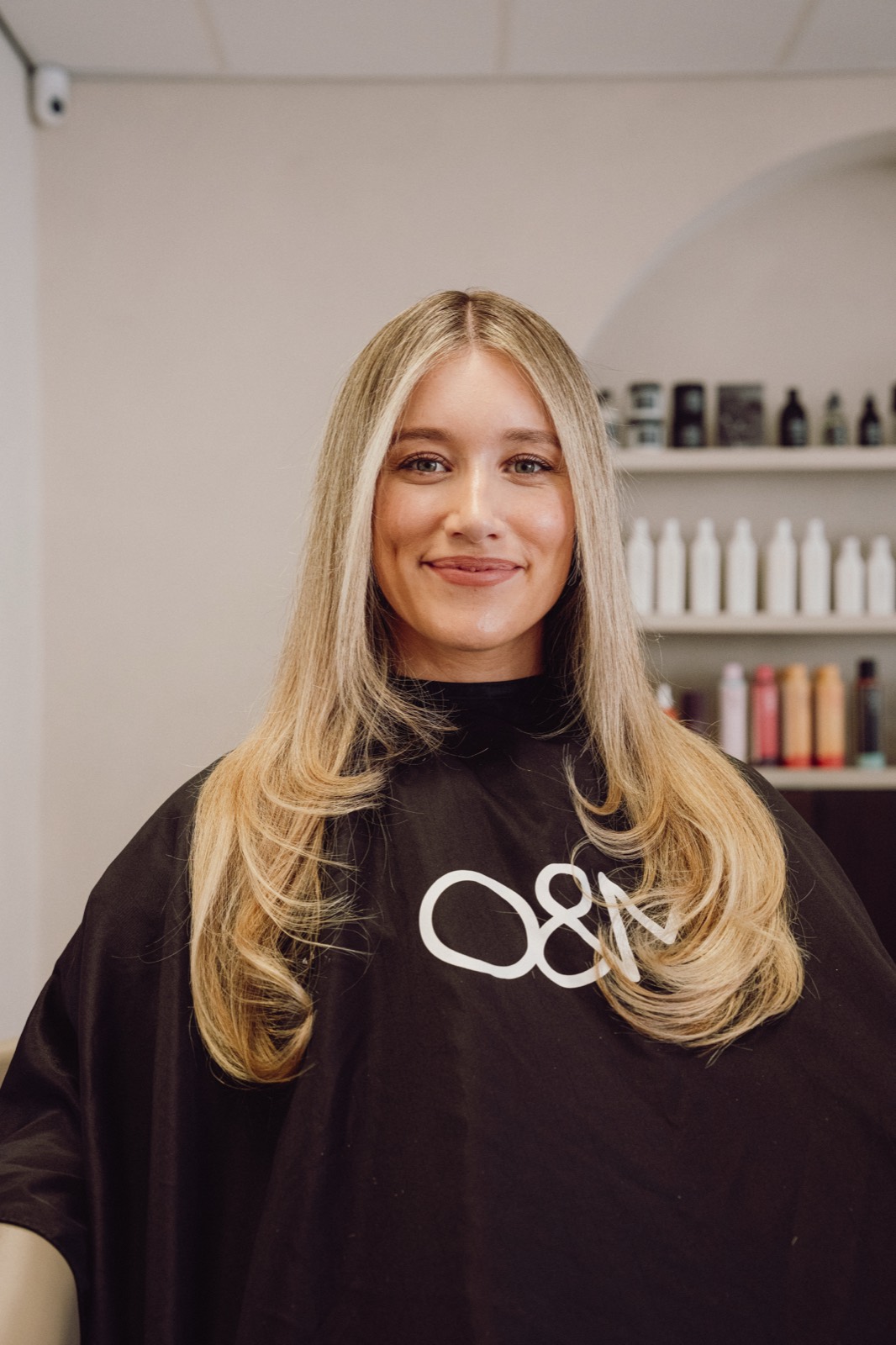 Klant met zacht, lichtblond haar na haar behandeling