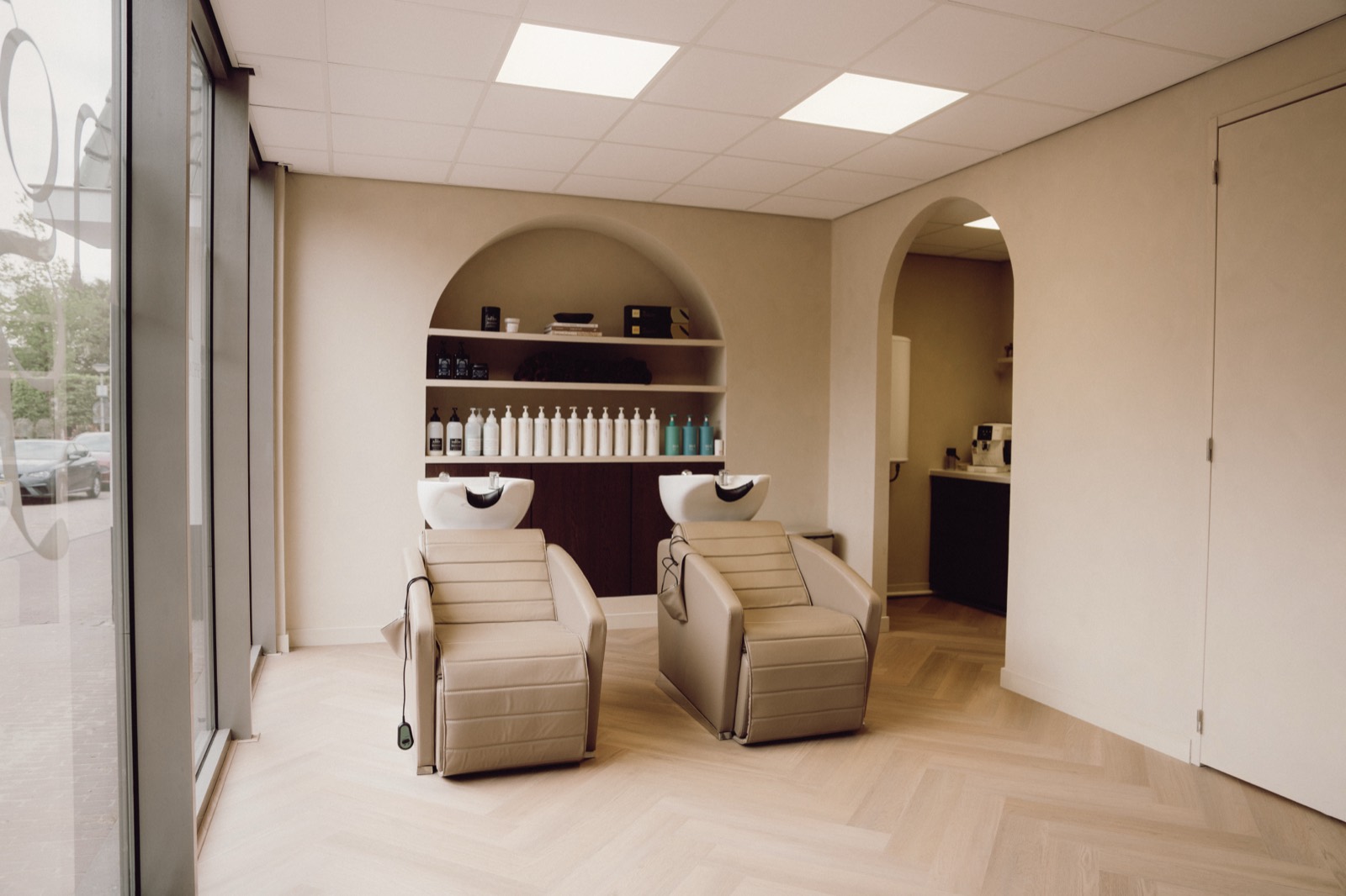 Twee wasstoelen onder een boogvormige kast