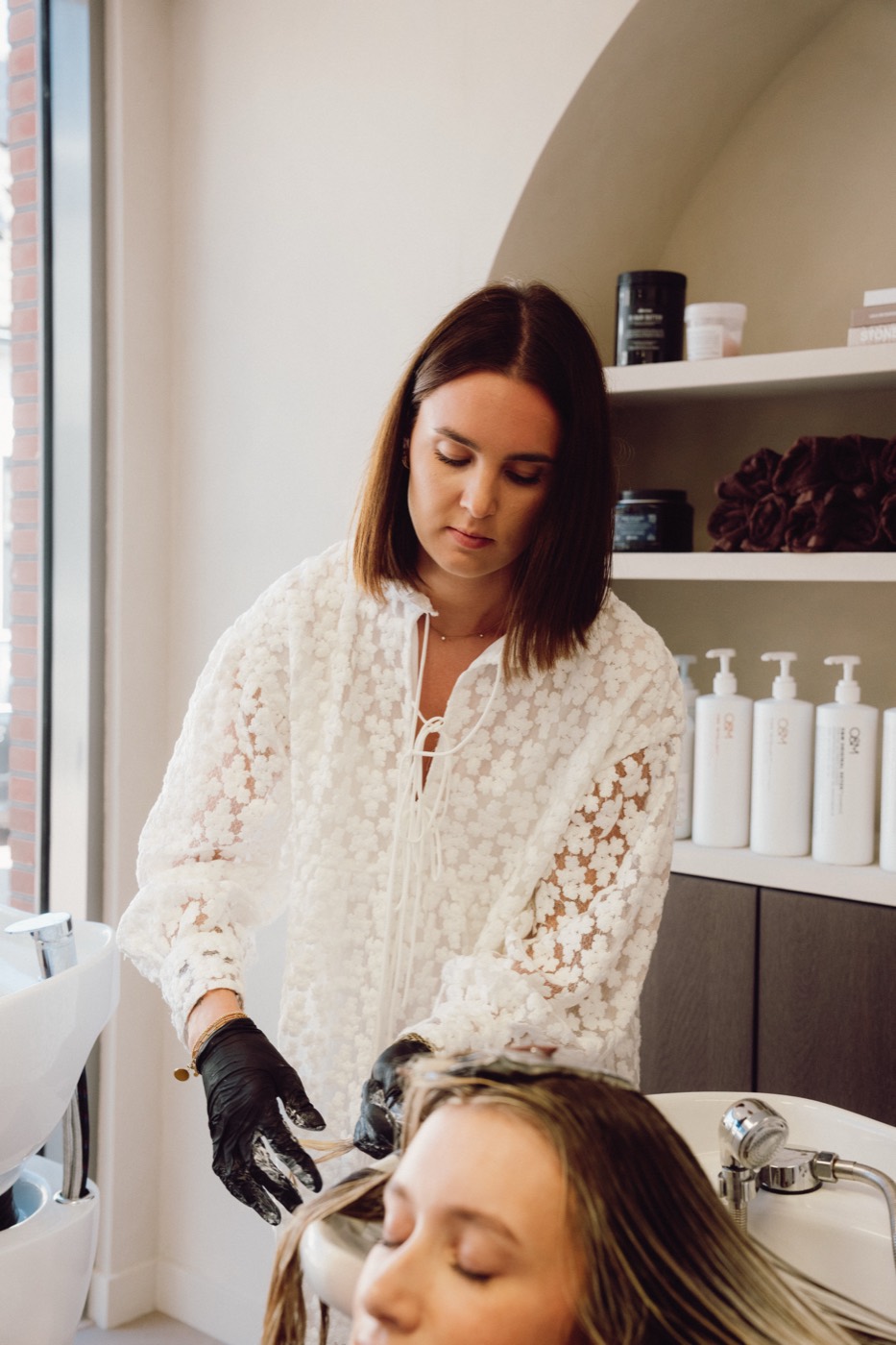 Amy geeft een wasbehandeling in de salon