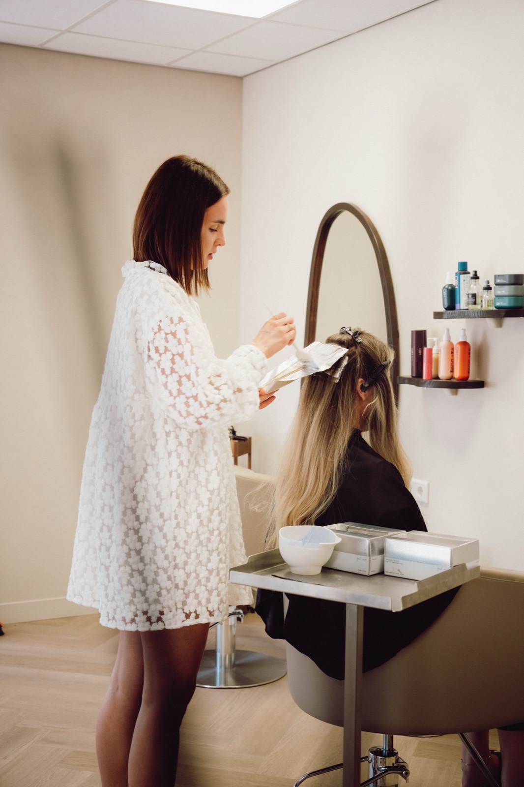Amy plaatst folies bij een klant in de salon