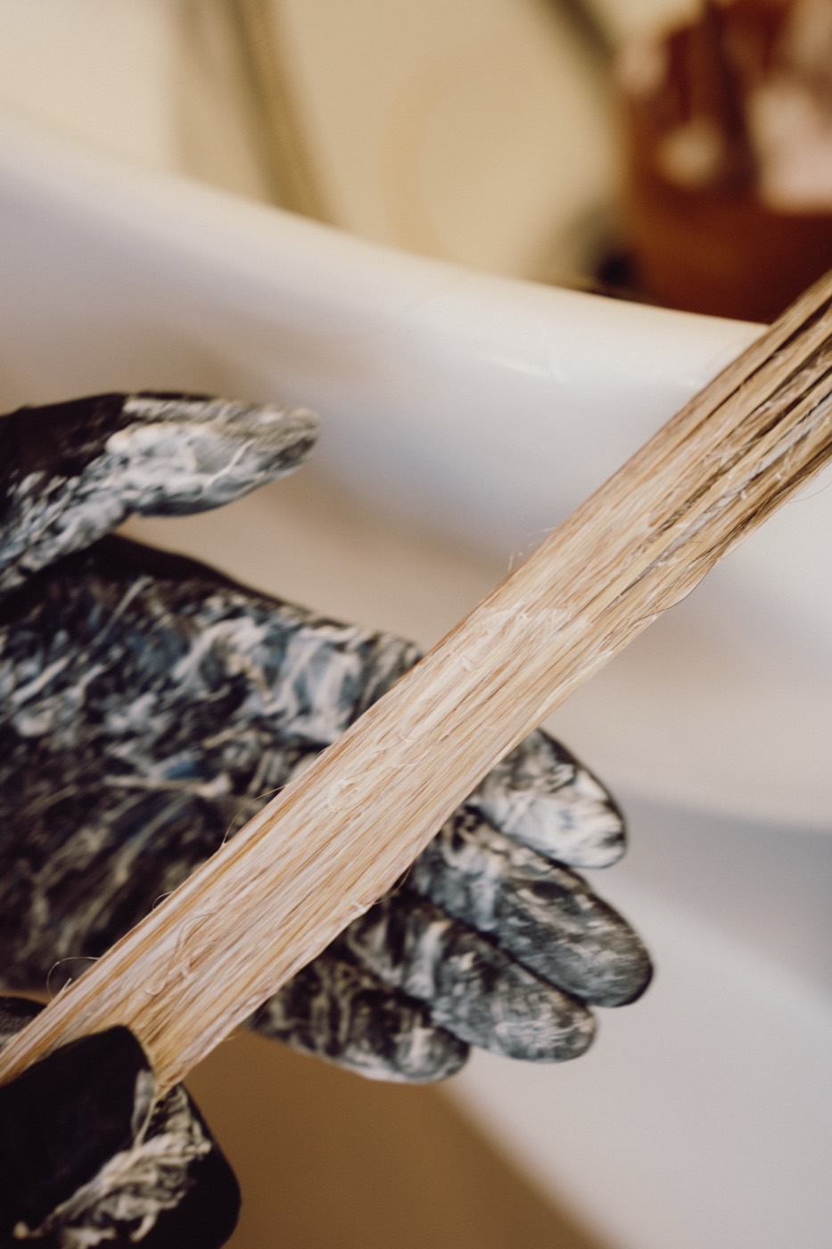 Balayage wordt op vochtig haar aangebracht bij de wasbak